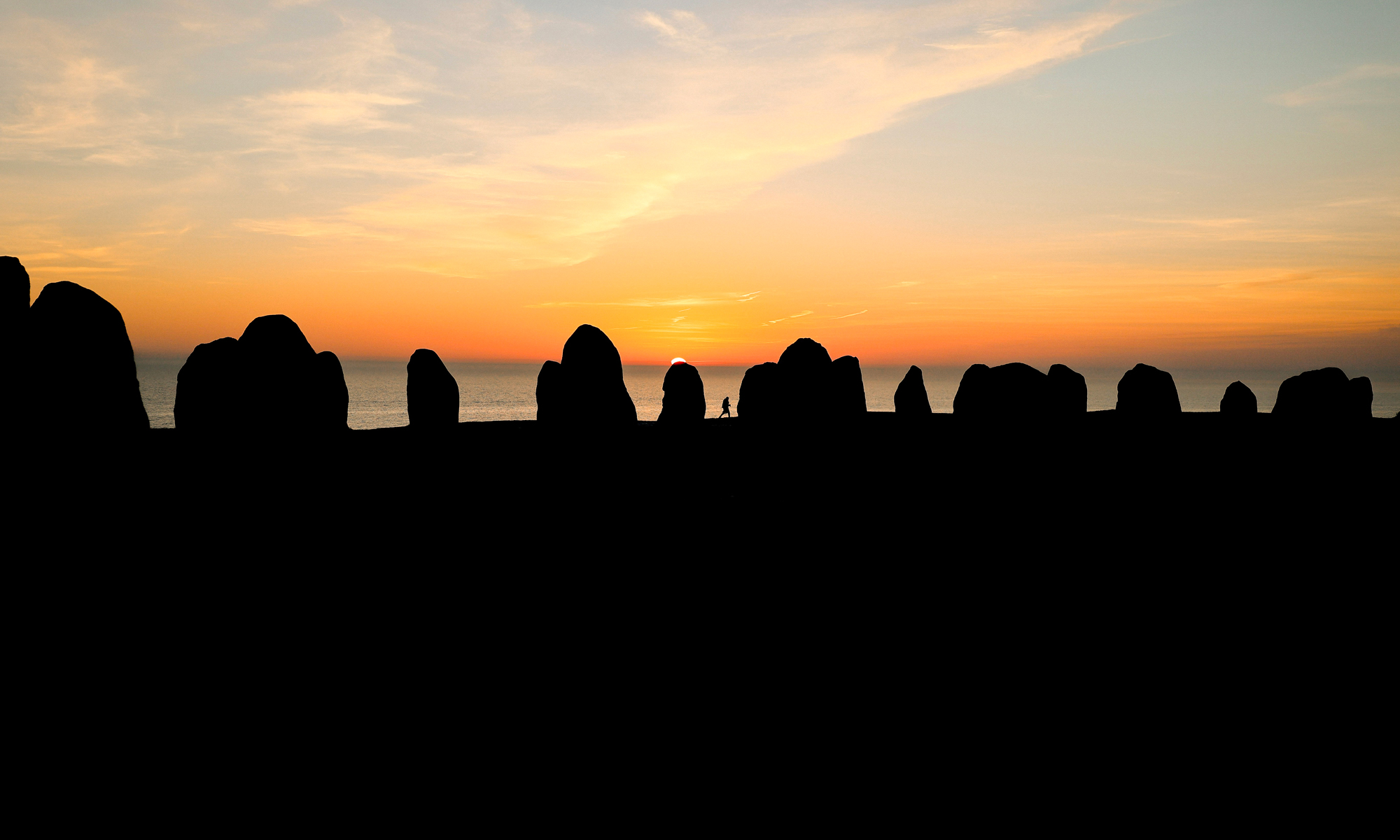 Bild över ales stenar i skåne i solnedgång