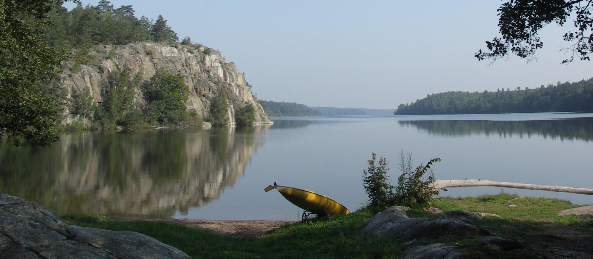 gul kanot vid strandkanten vid Ryssgraven i Kungsängen