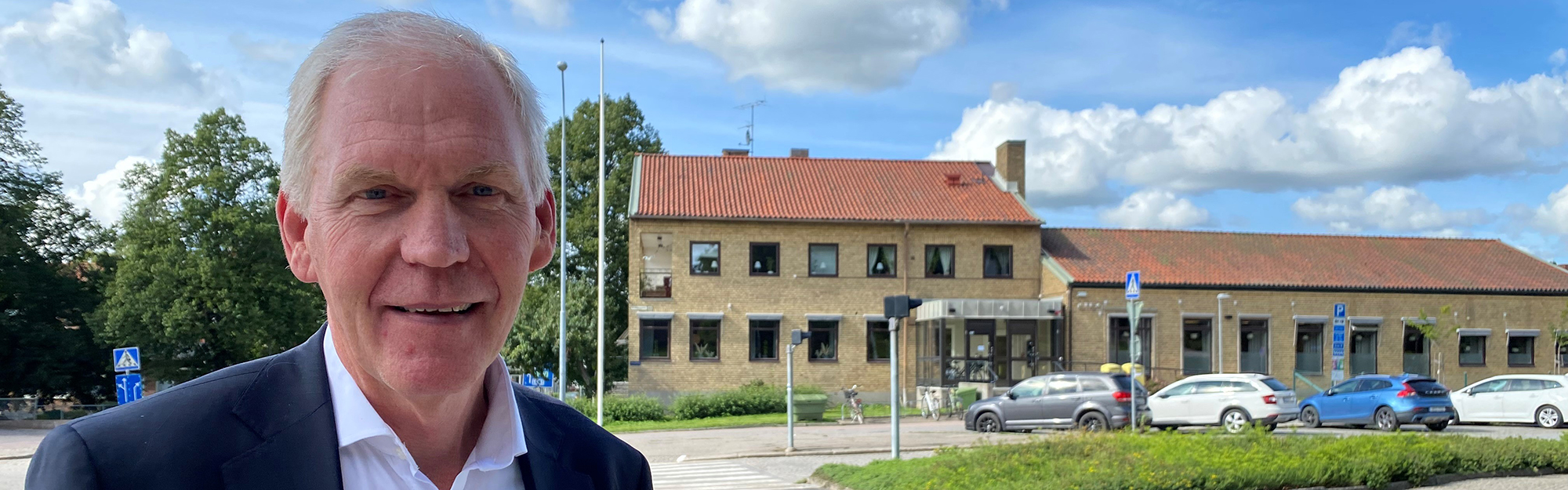 bankens vd framför nya lokaler 