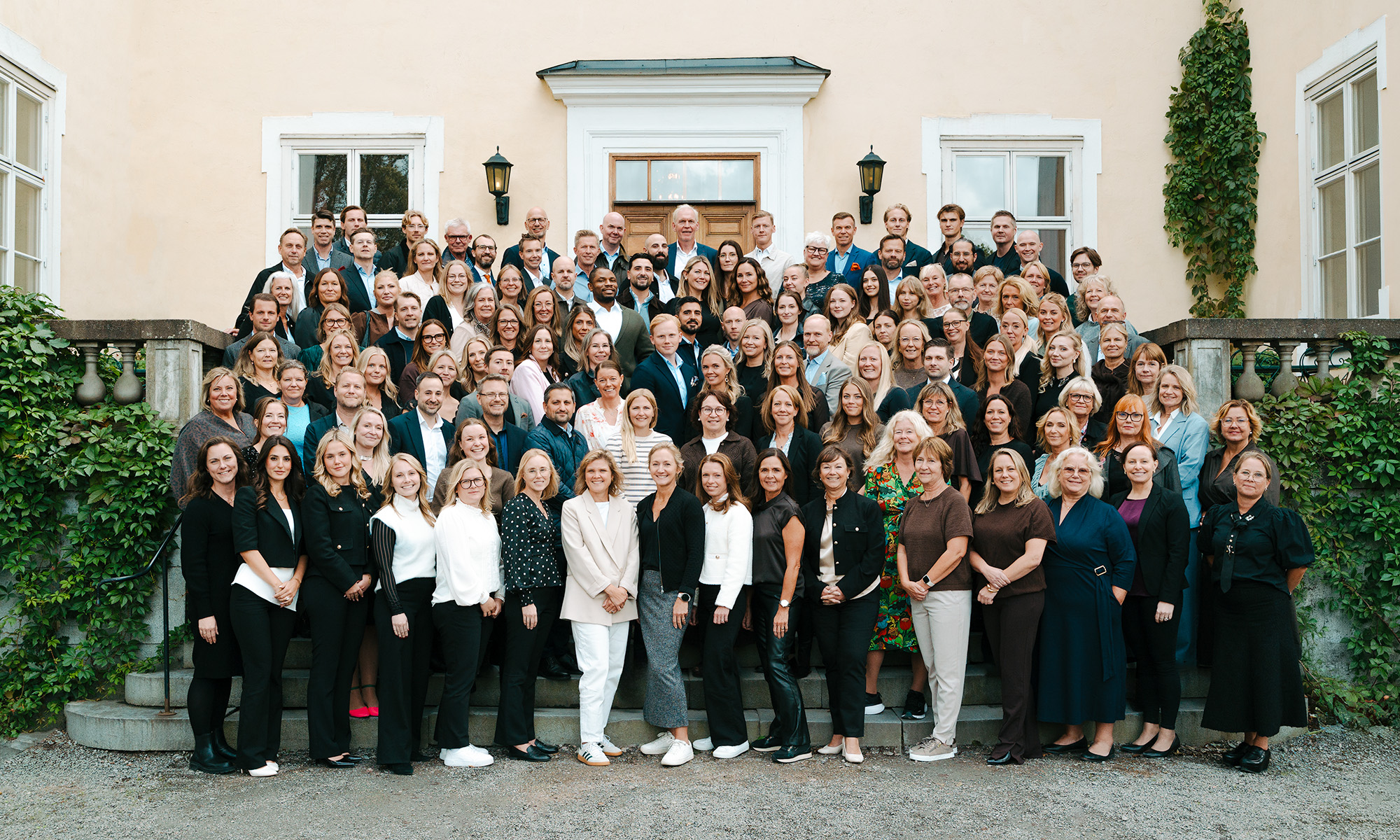Bild med eklöv och tre prisrosetter