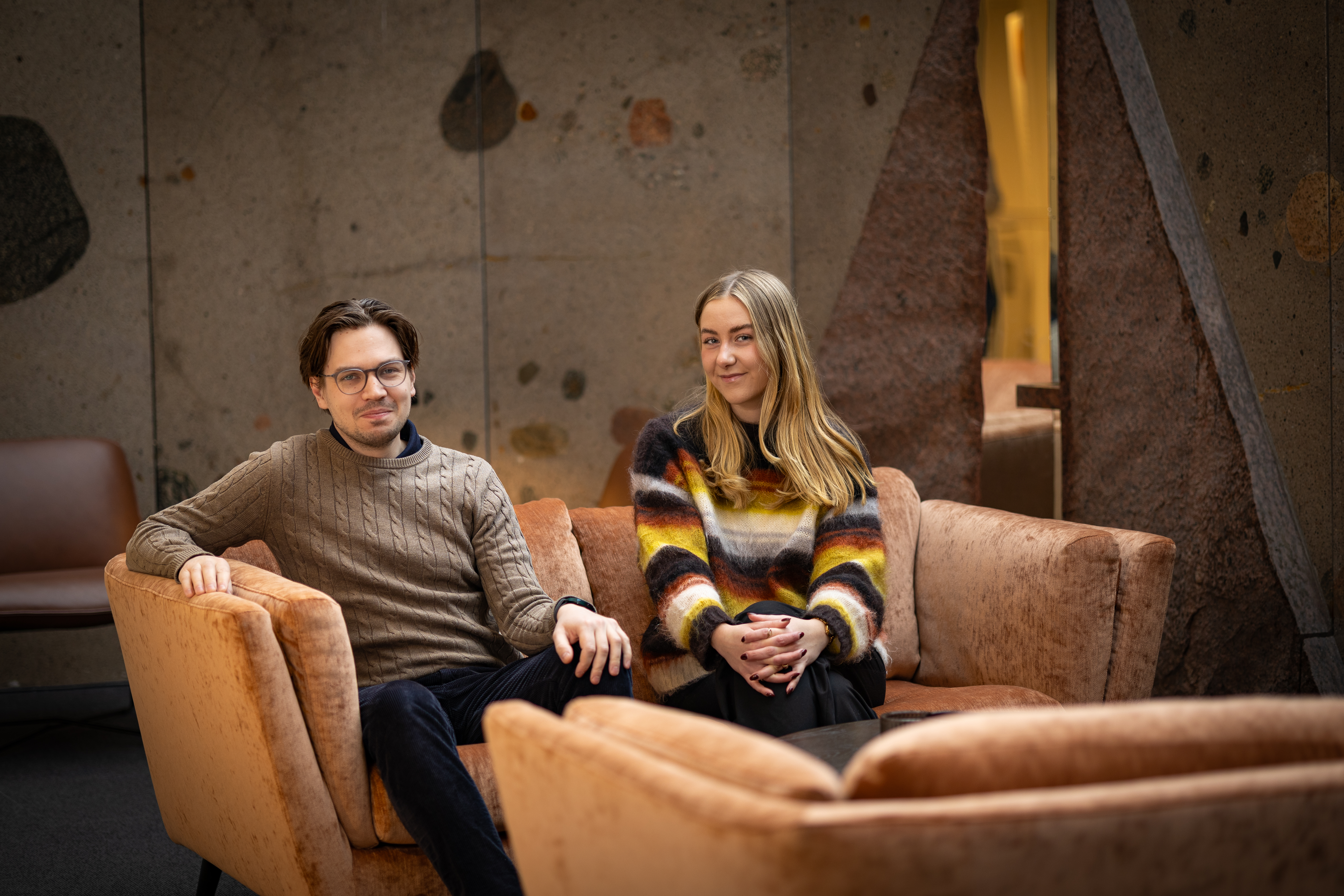 En man och en kvinna sitter i en soffa