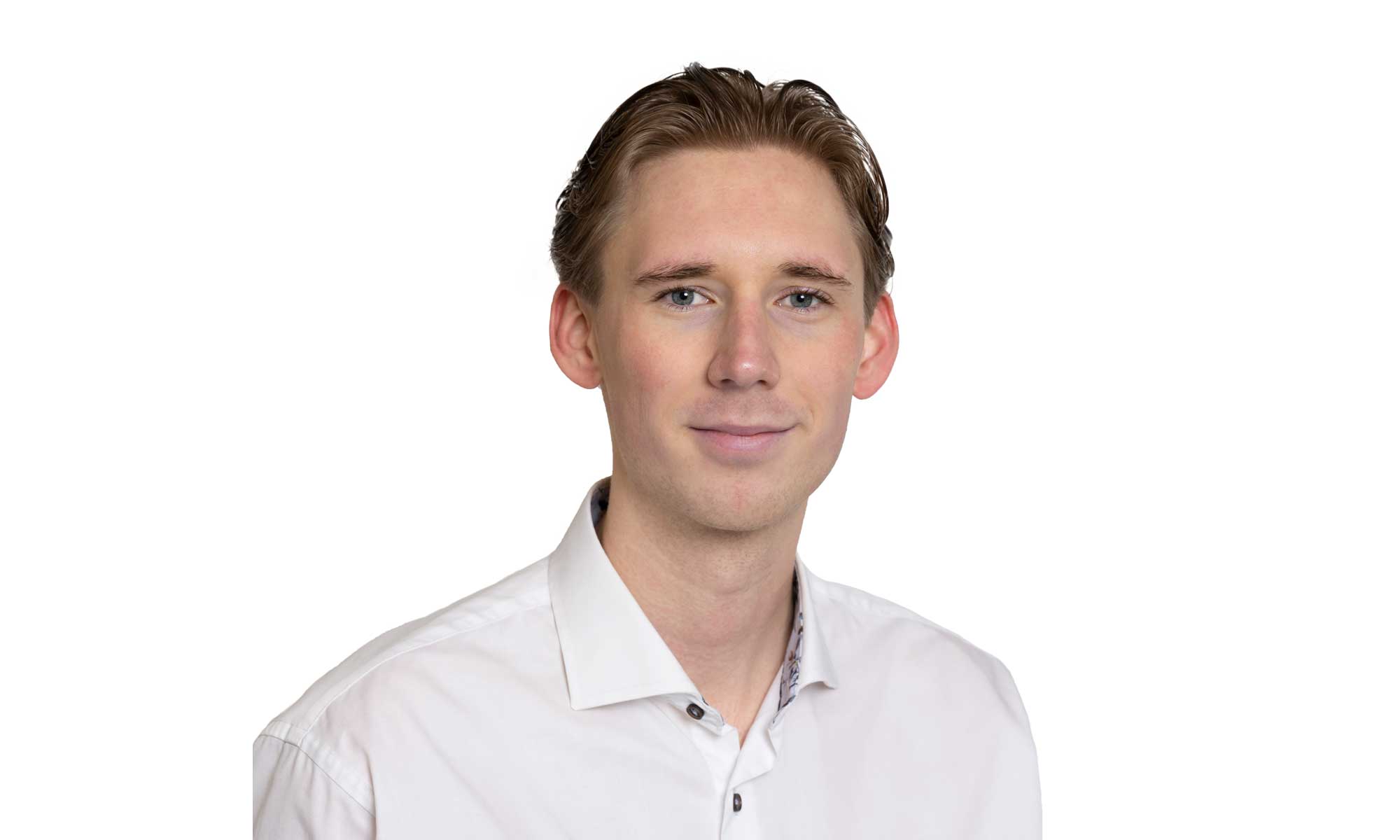 man i vit skjorta ler mot kameran