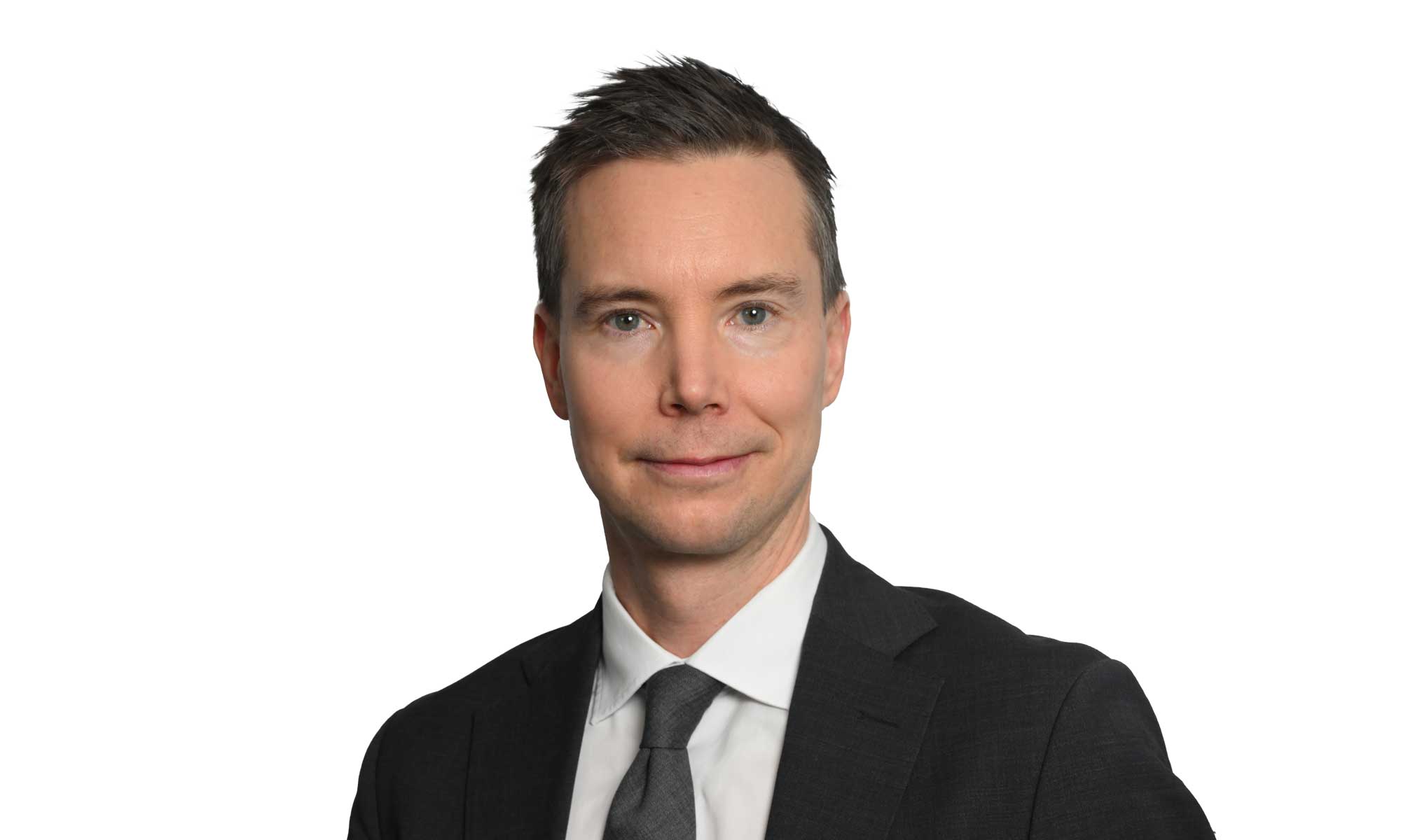 man i vit skjorta och svart kavaj