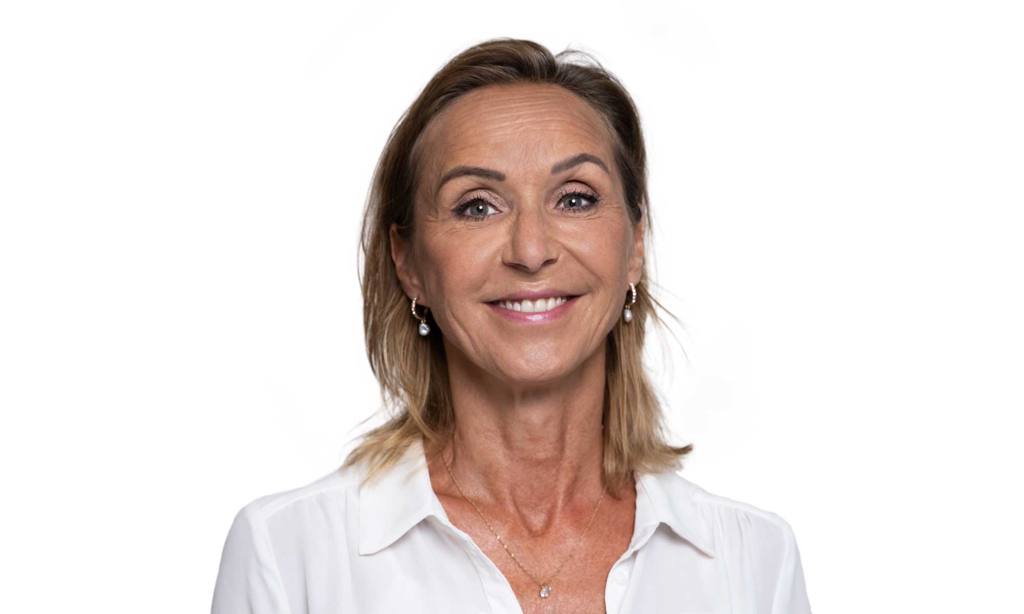 leende kvinna i vit blus