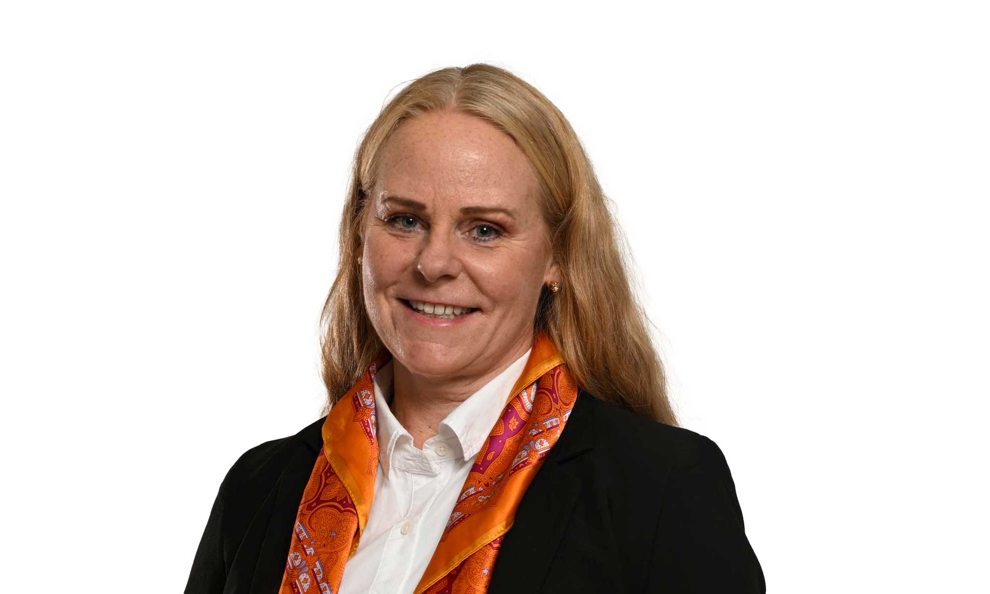 kvinna i svart kavaj ler mot kameran