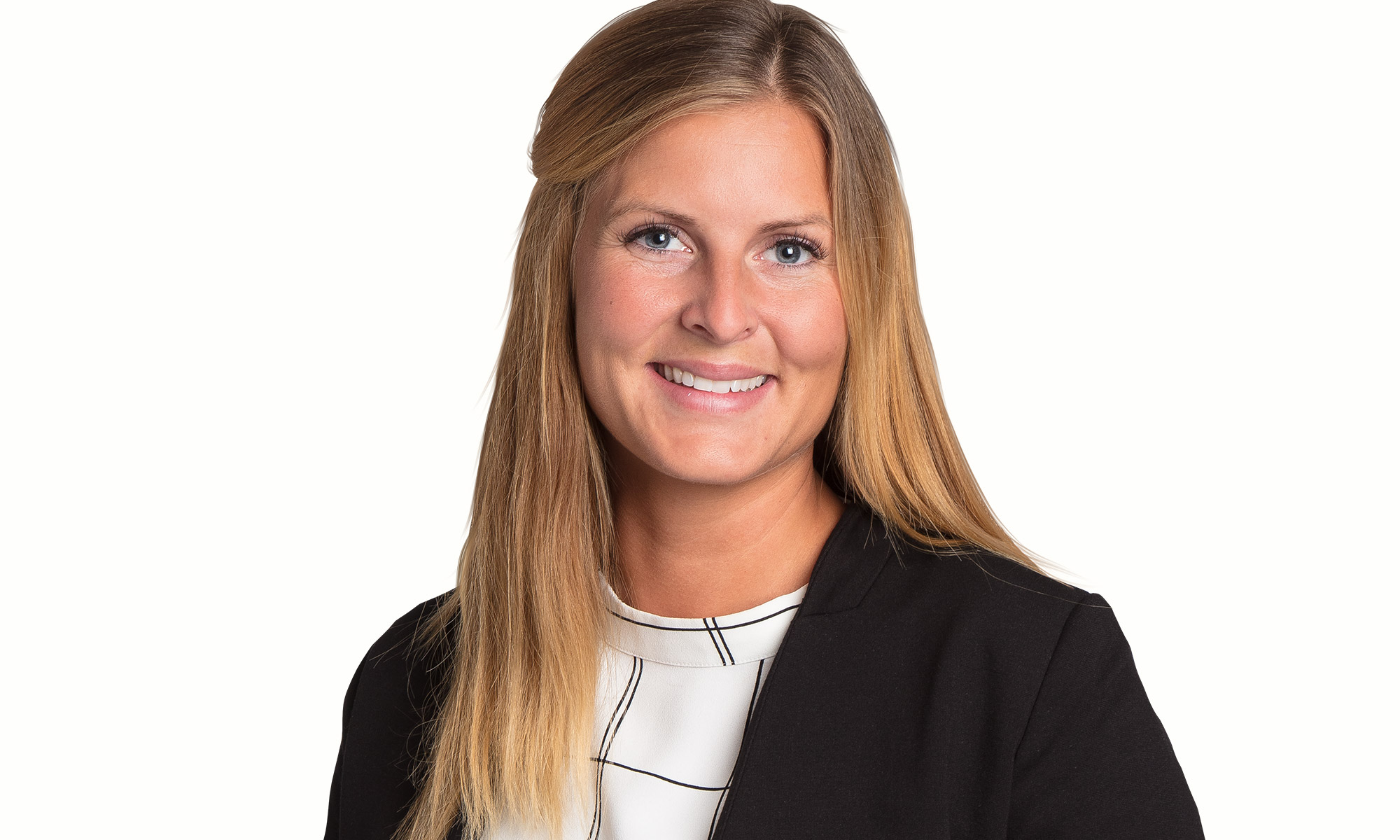 kvinna i svart kavaj ler mot kameran