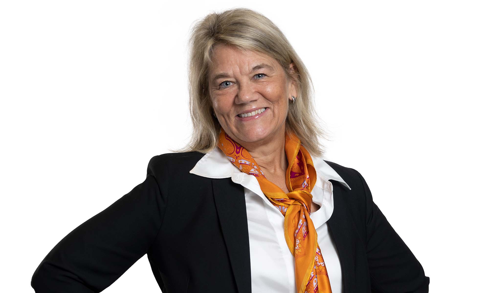 kvinna i svart kavaj ler mot kameran