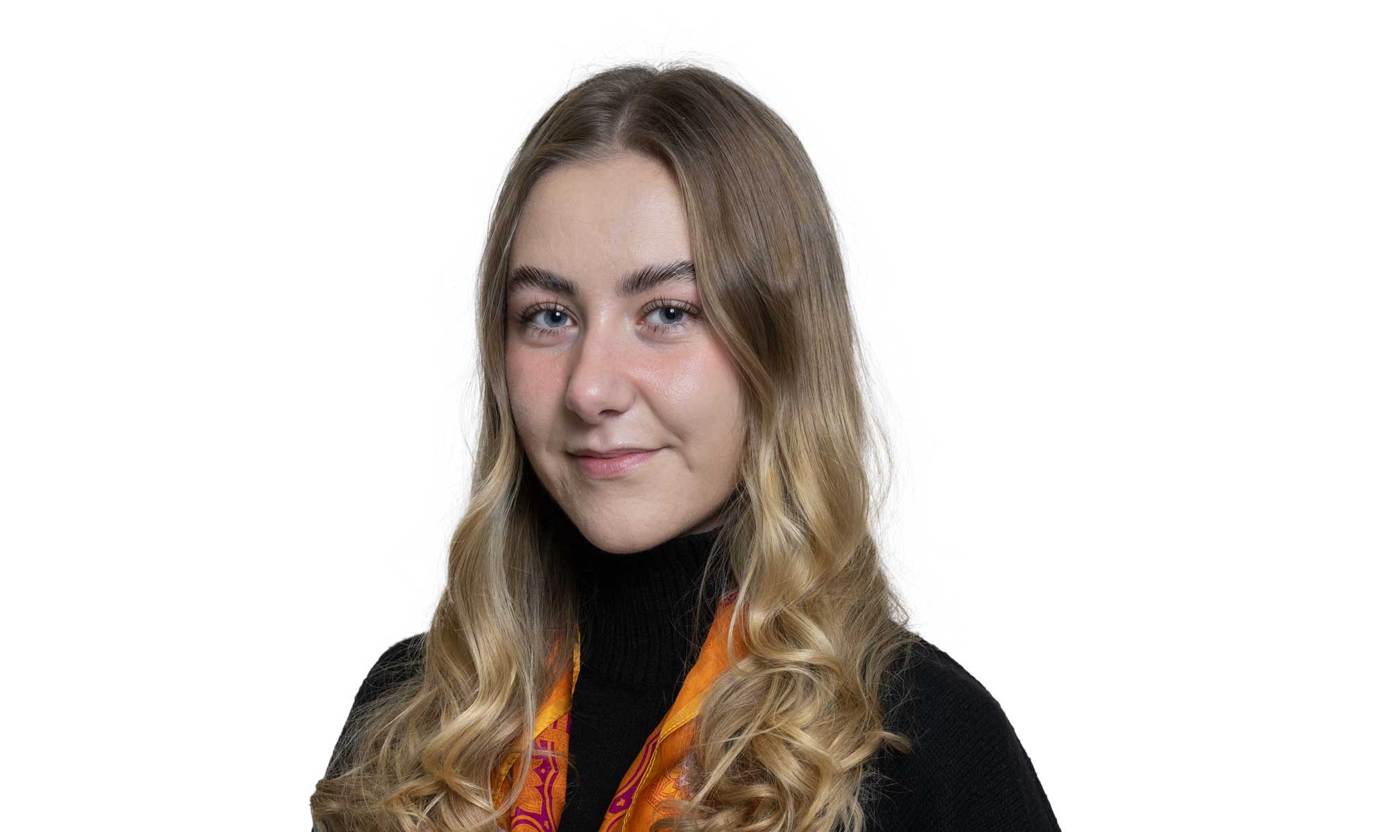 En kvinna med svart tröja tittar mot kameran