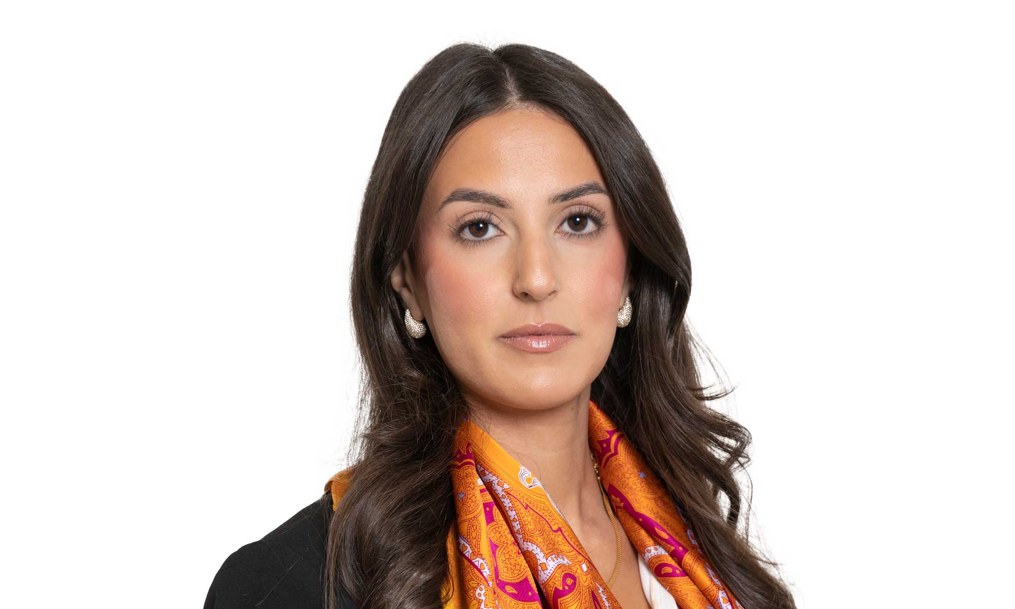 Porträttbild på kvinna i svart kavaj och orange scarf