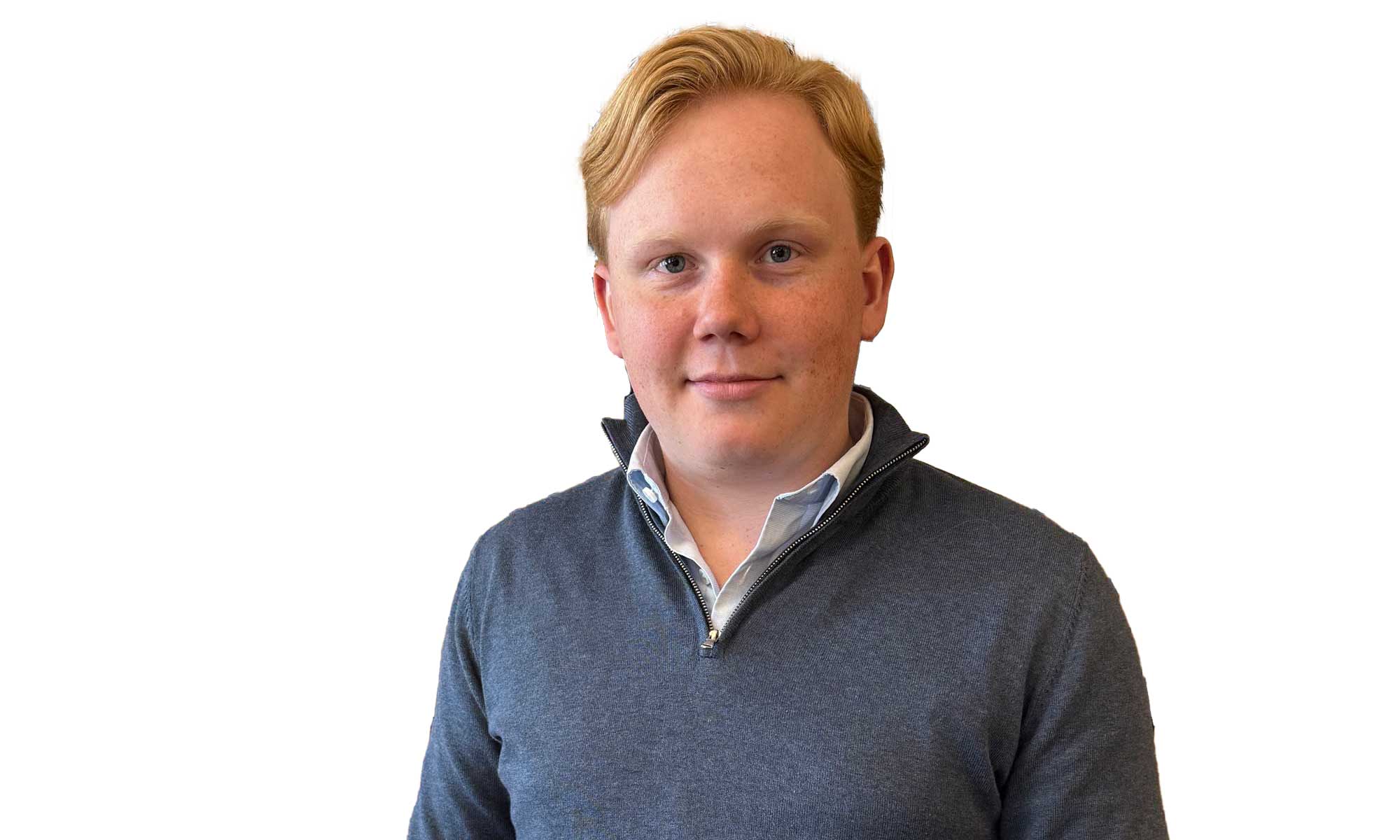 en man i blå tröja