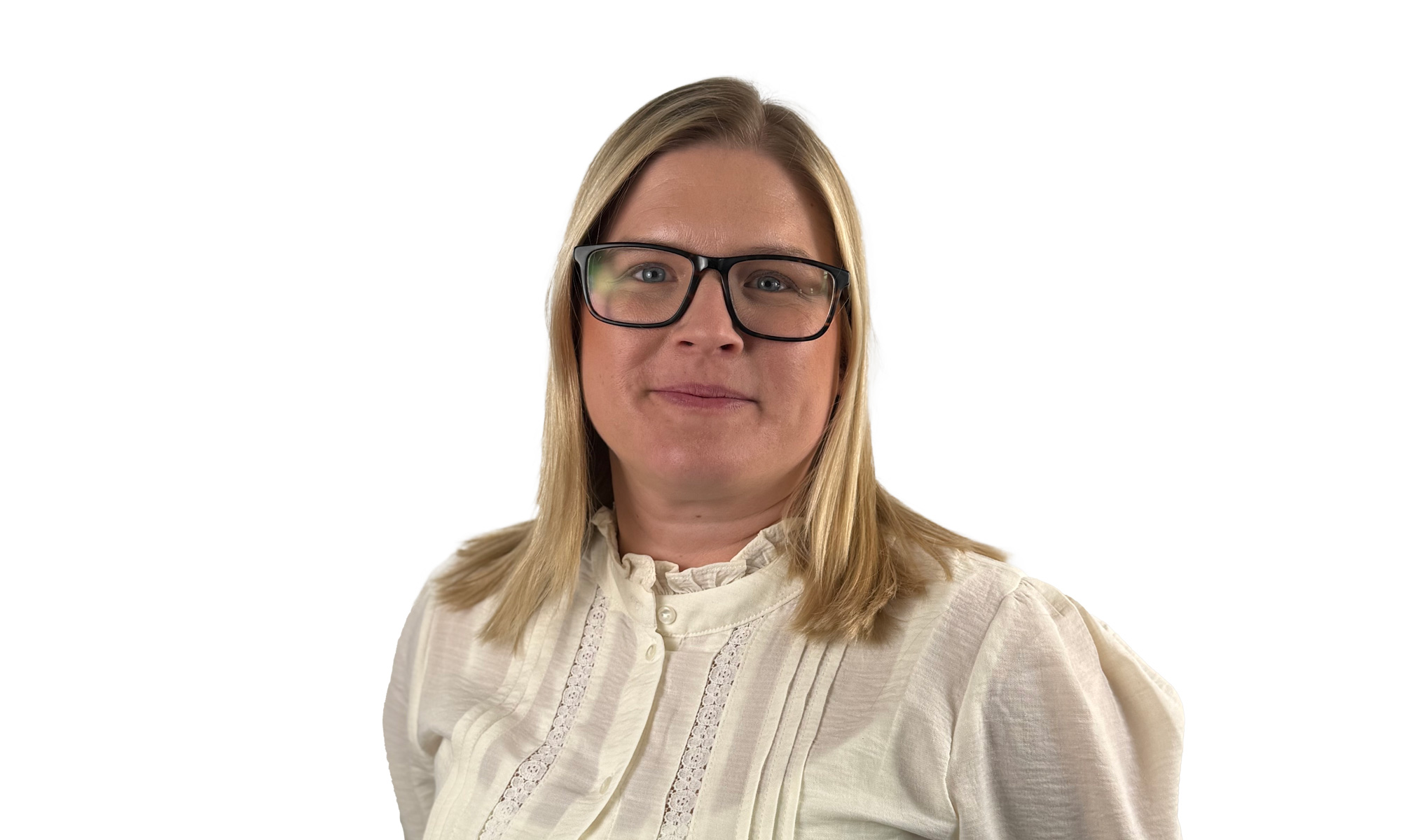 En blond kvinna med glasögon