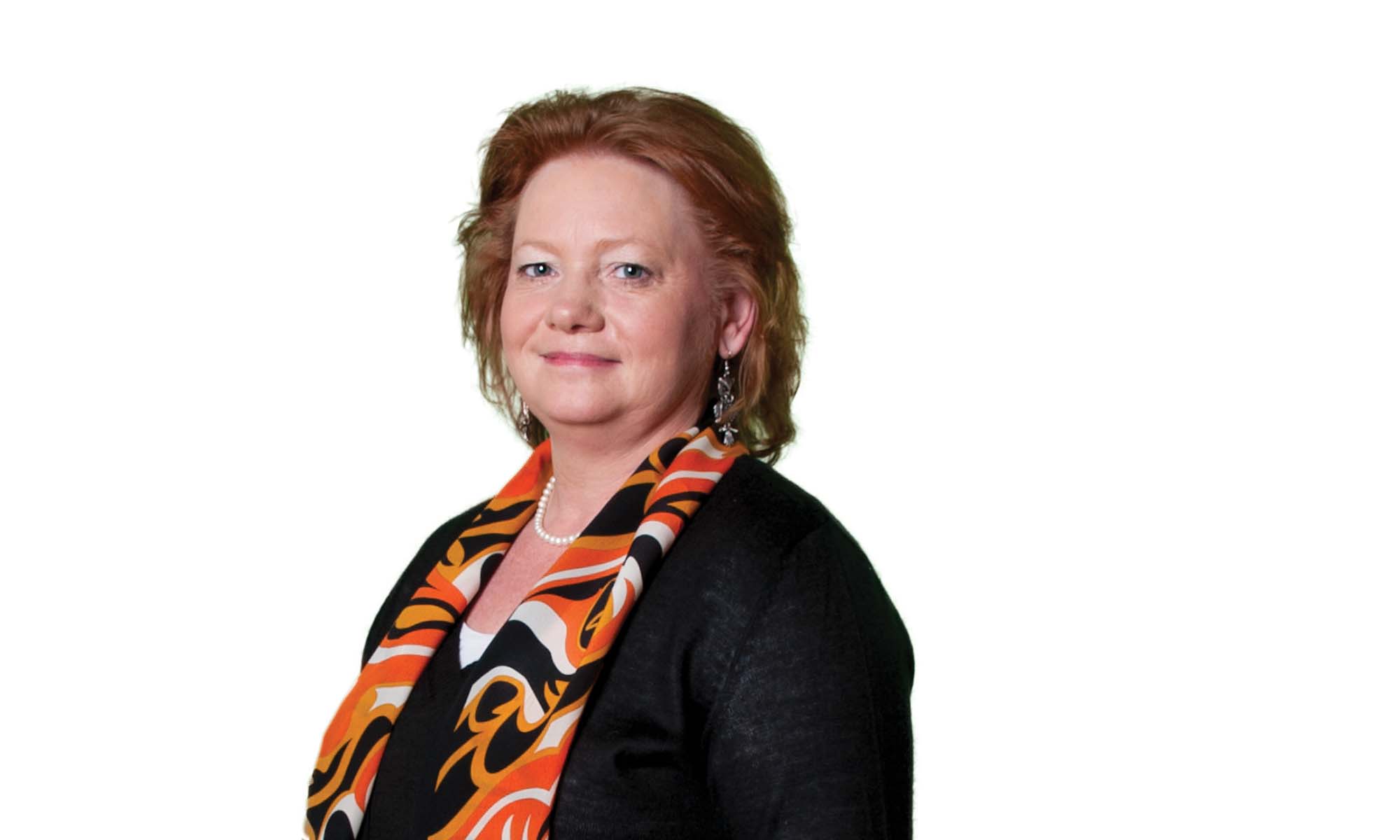 kvinna i svart jumper och orange scarf