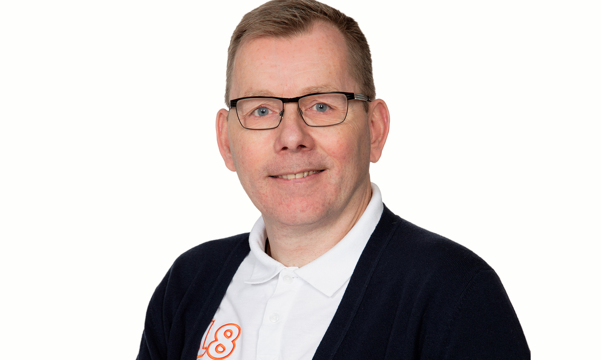 man i vit skjorta och svart tröja