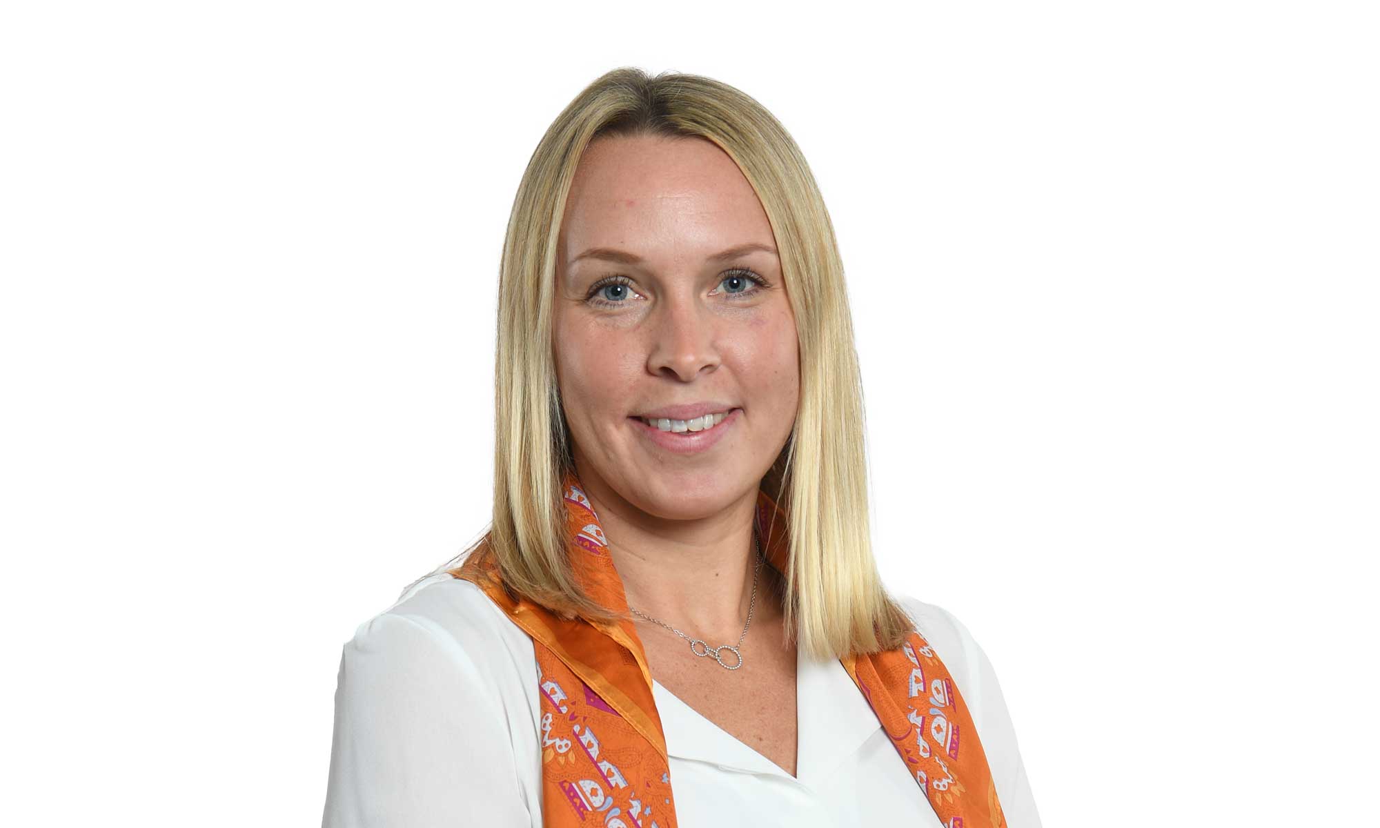 kvinna i vit blus och orange scarf
