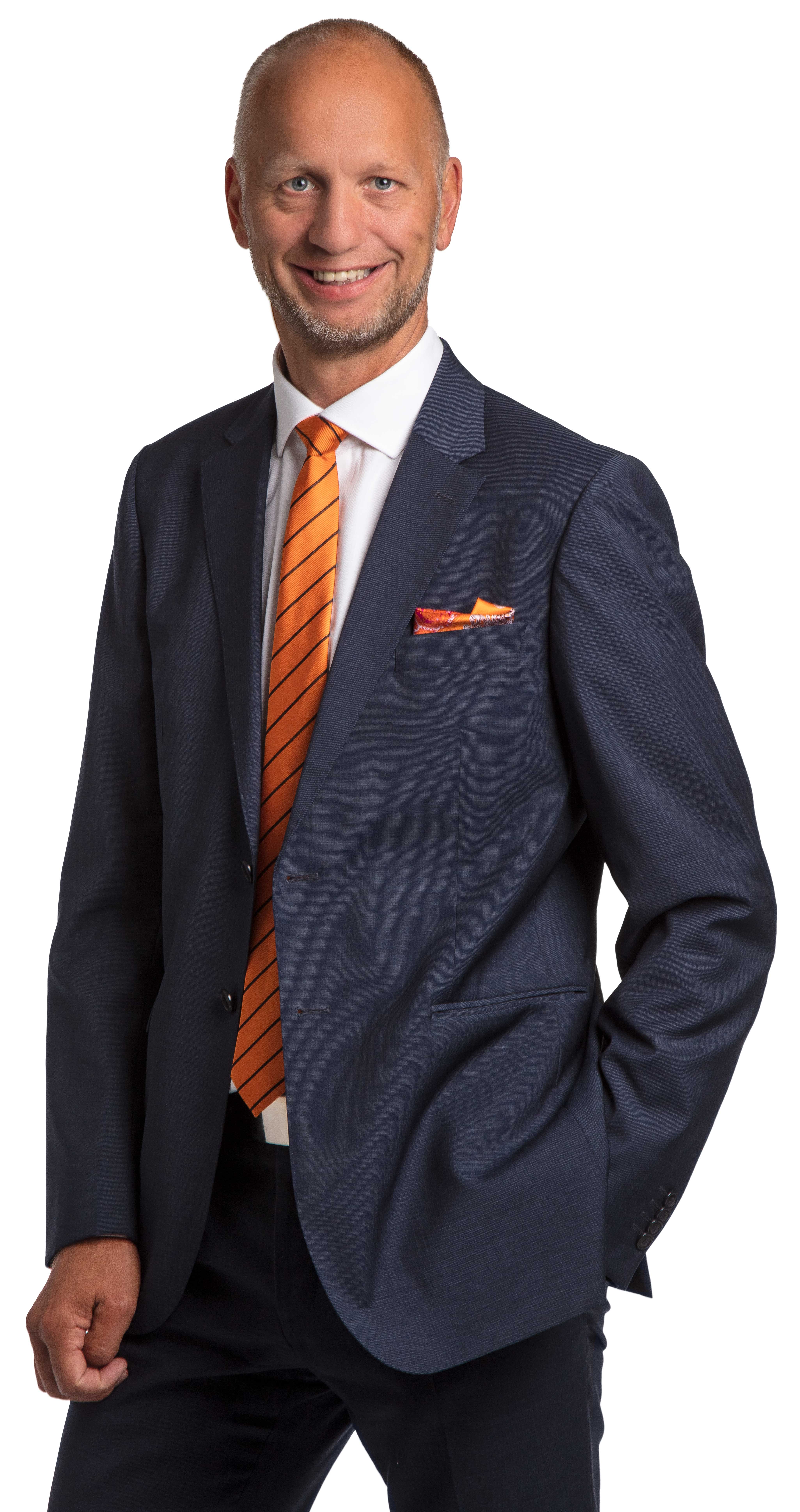 man i vit skjorta, orange slips och svart kavaj