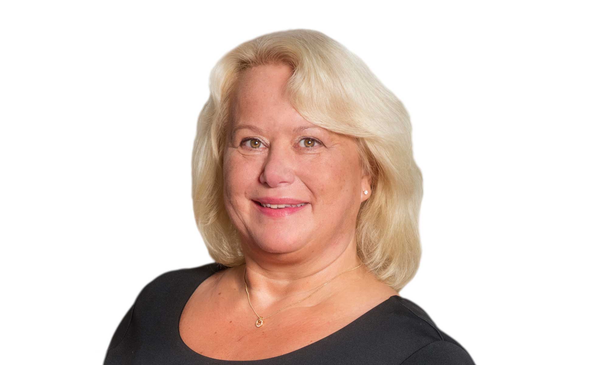kvinna i svart kavaj ler mot kameran