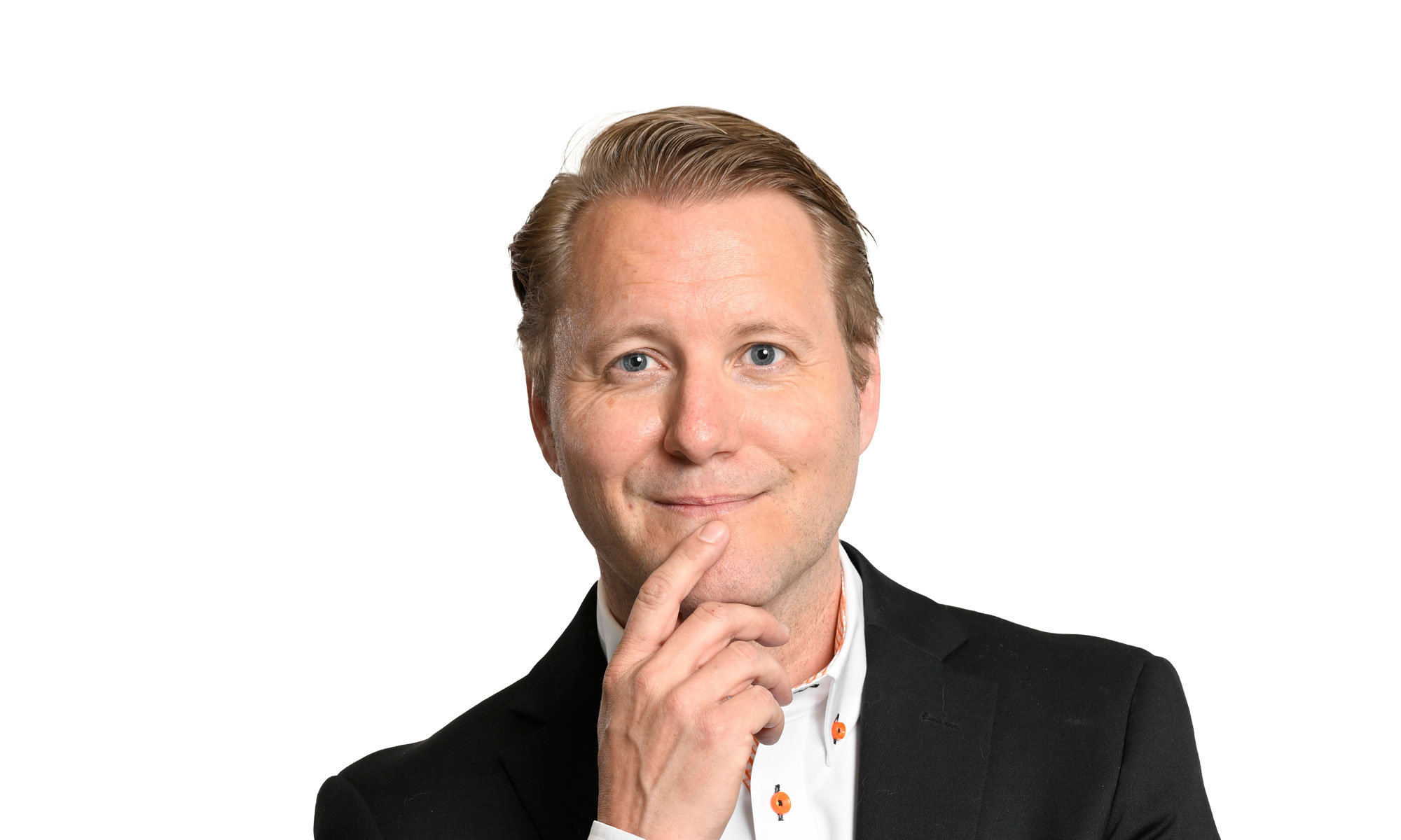 en man med vit skjorta och svart kavaj håller handen under sin haka