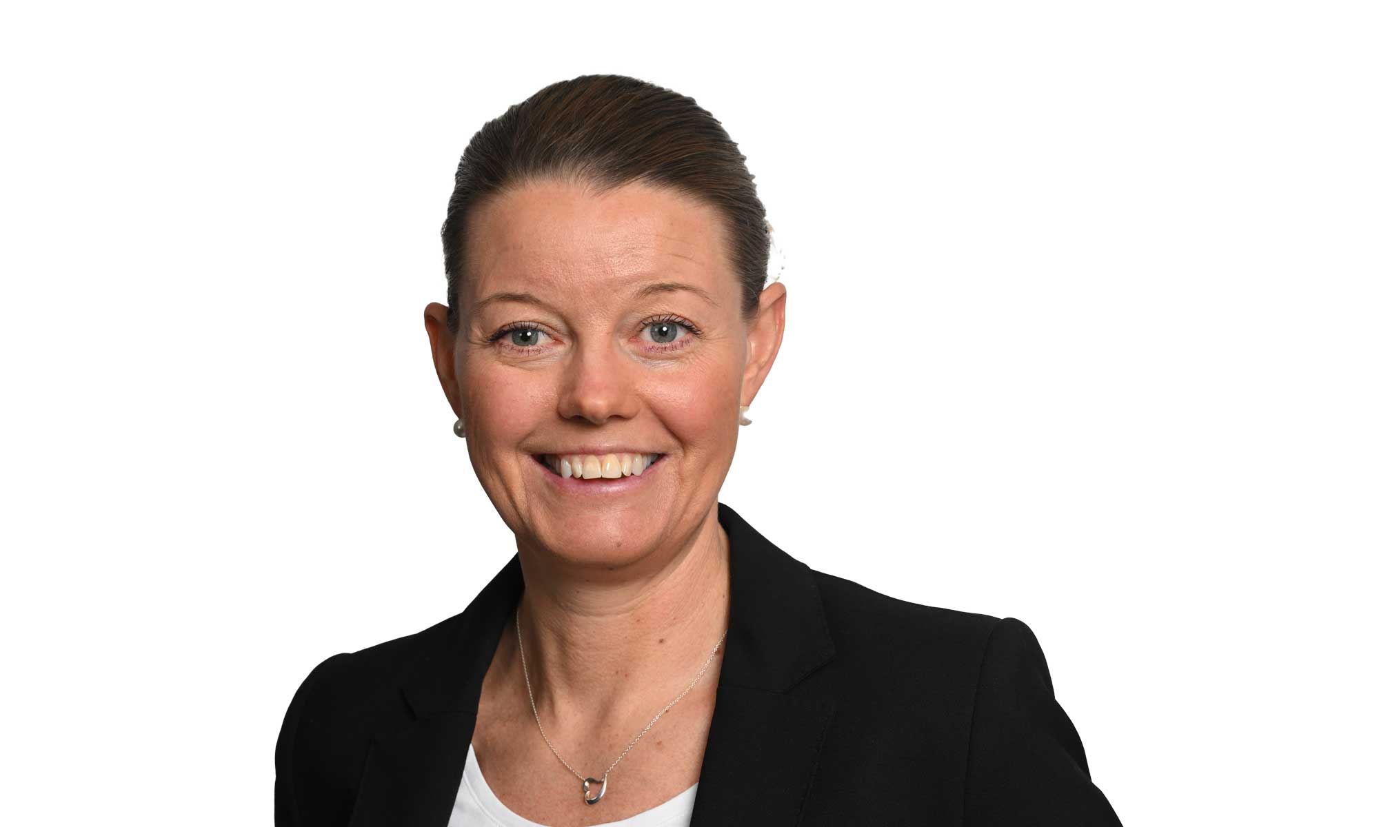 kvinna i svart kavaj ler mot kameran