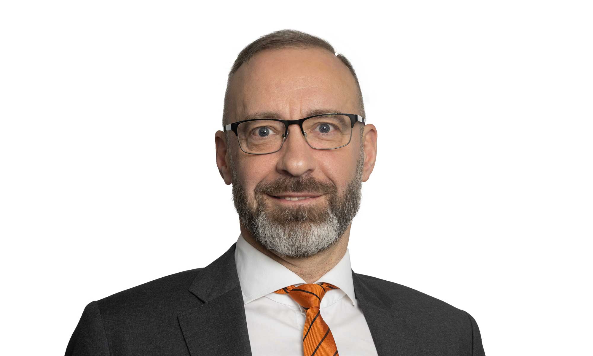 man i vit skjorta, orange slips och svart kavaj
