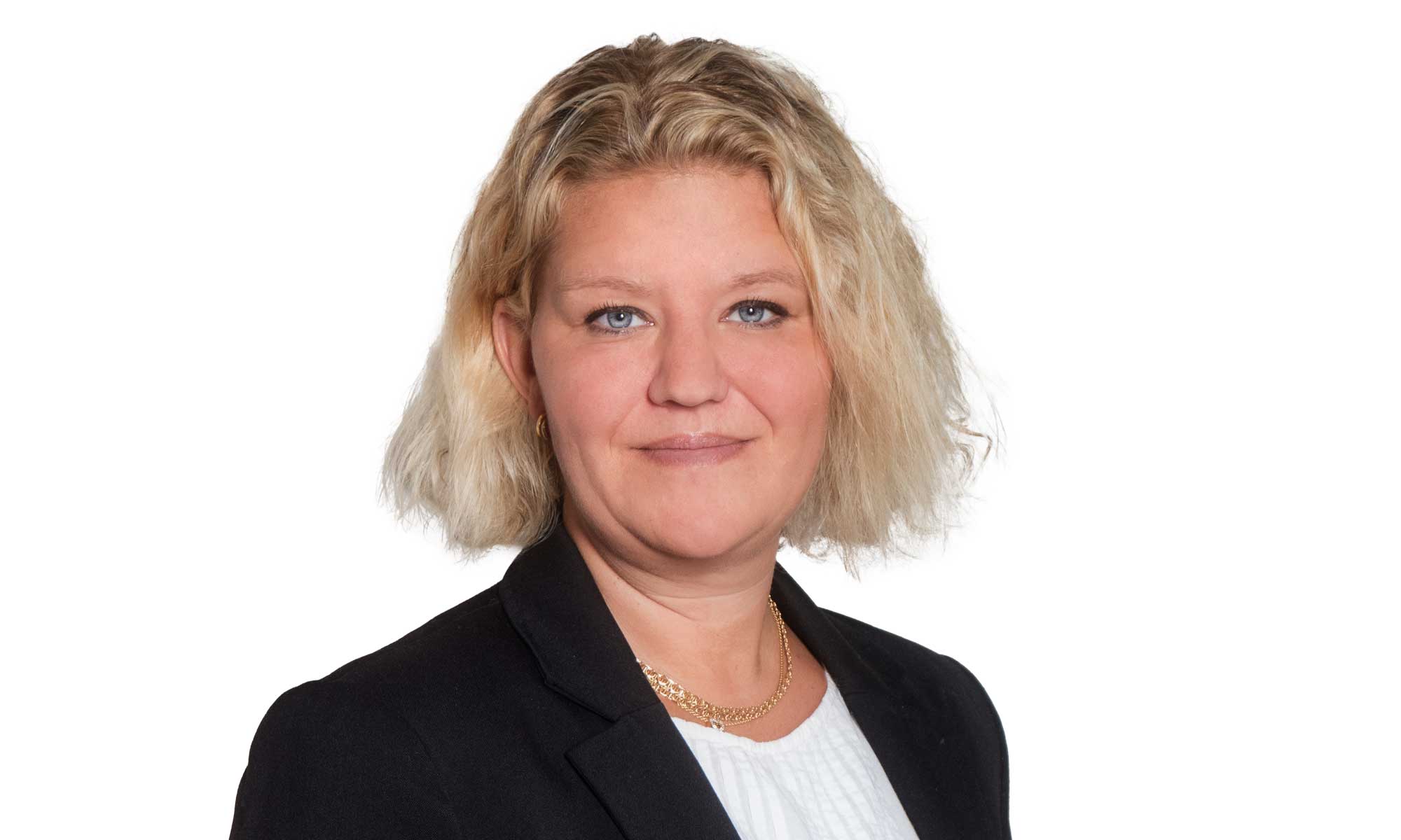 leende kvinna i vit blus och svart kavaj